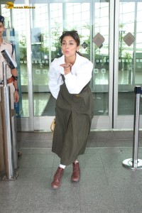 actress Shriya Saran cute expressions at mumbai airport