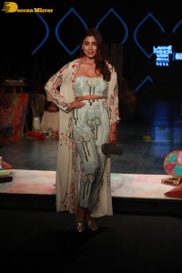 Shriya Saran kissing her husband at Lakme Fashion Week 2022