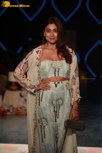 Shriya Saran kissing her husband at Lakme Fashion Week 2022