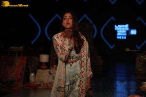 Shriya Saran kissing her husband at Lakme Fashion Week 2022
