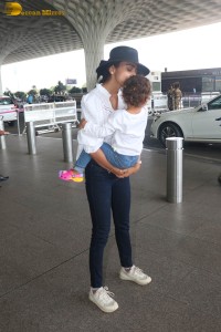 indian actress shriya saran seen with her daughter Radha at mumbai airport