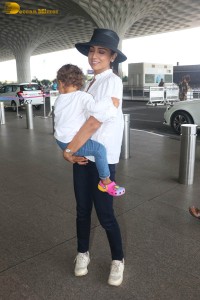 indian actress shriya saran seen with her daughter Radha at mumbai airport