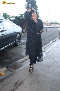 actress Shruti Haasan dressed in black spotted at mumbai airport