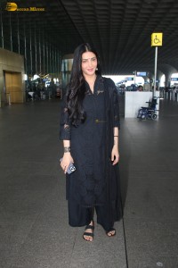 actress Shruti Haasan dressed in black spotted at mumbai airport