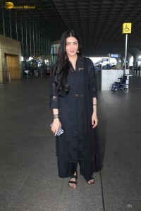 actress Shruti Haasan dressed in black spotted at mumbai airport