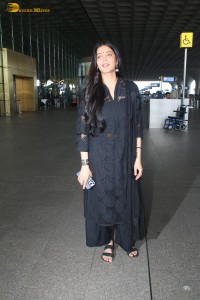 actress Shruti Haasan dressed in black spotted at mumbai airport