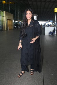 actress Shruti Haasan dressed in black spotted at mumbai airport