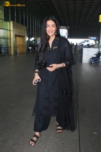 actress Shruti Haasan dressed in black spotted at mumbai airport