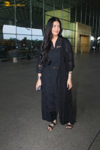 actress Shruti Haasan dressed in black spotted at mumbai airport