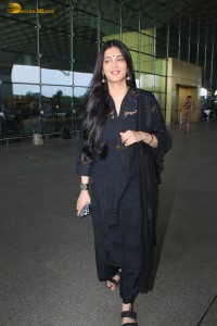 actress Shruti Haasan dressed in black spotted at mumbai airport