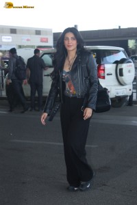 actress Shruti Haasan stylish look at mumbai airport