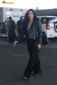 actress Shruti Haasan stylish look at mumbai airport