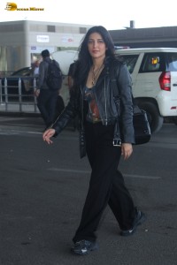 actress Shruti Haasan stylish look at mumbai airport