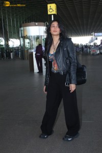 actress Shruti Haasan stylish look at mumbai airport
