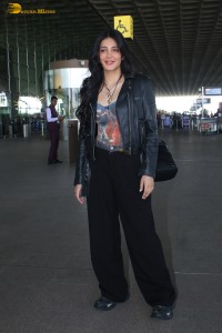 actress Shruti Haasan stylish look at mumbai airport