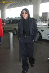 actress Shruti Haasan stylish look in all black