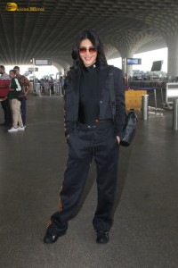 actress Shruti Haasan stylish look in all black