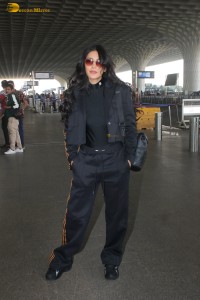 actress Shruti Haasan stylish look in all black