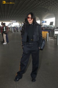 actress Shruti Haasan stylish look in all black