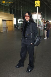 actress Shruti Haasan stylish look in all black