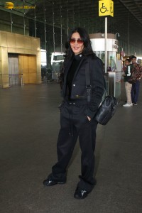 actress Shruti Haasan stylish look in all black