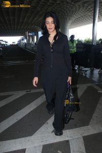 Indian actress Shruti Haasan stylish in a black dress at mumbai airport