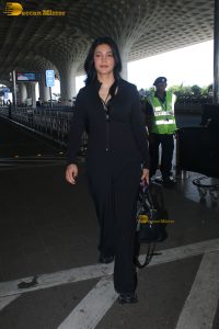 Indian actress Shruti Haasan stylish in a black dress at mumbai airport