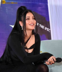 actress Shruti Haasan ravishing in a black dress speaking at an event