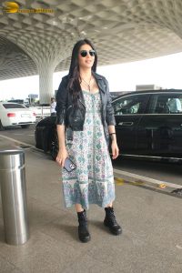 shruti haasan chic look in sunglasses at mumbai airport
