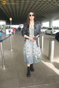 shruti haasan chic look in sunglasses at mumbai airport