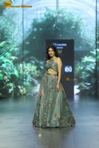 actress shruti haasan ramp walk at lakme fashion week