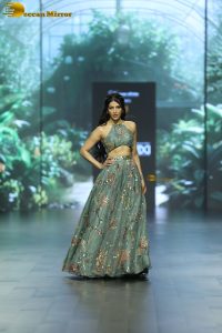 actress shruti haasan ramp walk at lakme fashion week