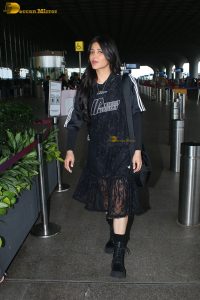 actress Shruti Haasan in black dress at mumbai airport