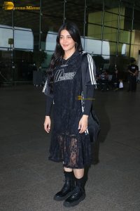actress Shruti Haasan in black dress at mumbai airport