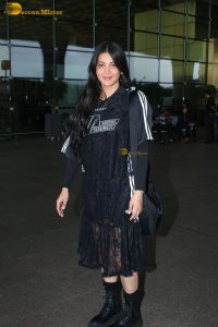 actress Shruti Haasan in black dress at mumbai airport