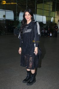 actress Shruti Haasan in black dress at mumbai airport