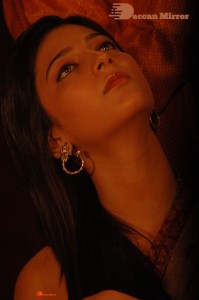 Shruti Haasan in a golden color saree