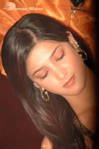 Shruti Haasan in a golden color saree