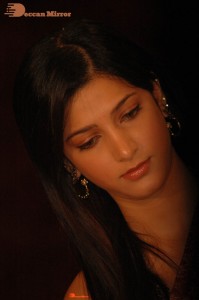 Shruti Haasan in a golden color saree