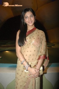 Shruti Haasan in a golden color saree