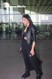 Shruti Haasan dressed in all black at the Mumbai Airport