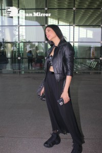 Shruti Haasan dressed in all black at the Mumbai Airport
