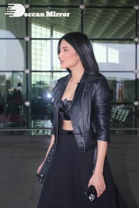 Shruti Haasan dressed in all black at the Mumbai Airport