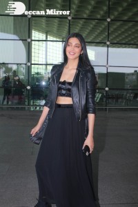 Shruti Haasan dressed in all black at the Mumbai Airport