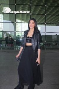 Shruti Haasan dressed in all black at the Mumbai Airport