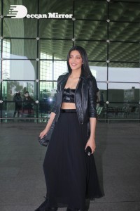 Shruti Haasan dressed in all black at the Mumbai Airport