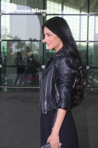 Shruti Haasan dressed in all black at the Mumbai Airport