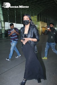 Shruti Haasan dressed in all black at the Mumbai Airport