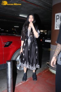 Shruti Haasan spotted with her boyfriend at Mumbai Airport