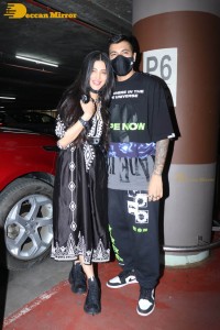 Shruti Haasan spotted with her boyfriend at Mumbai Airport